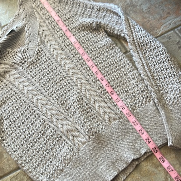 ⭐️BOGO FREE⭐️ DAYTRIP Like New V-Neck Knit Sweater - Picture 8 of 9